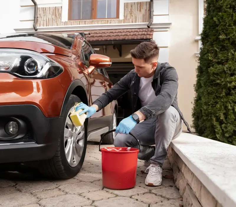 Lavage auto à domicile Argences en Aubrac : professionnel intervenant sur un véhicule
